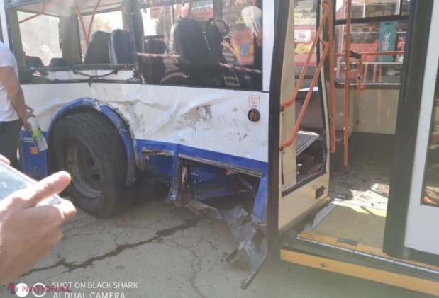 UPDATE, VIDEO, FOTO // Accident TERIBIL la Buiucani. Un troleibuz a intrat în mulțimea care aștepta la stație, după ce a fost izbit de o mașină. 18 persoane au fost rănite, iar una a DECEDAT