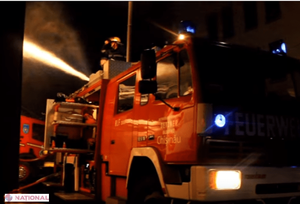 VIDEO // Cum au luptat 60 de pompieri cu incendiul din centrul Chișinăului? Pagubele sunt mari