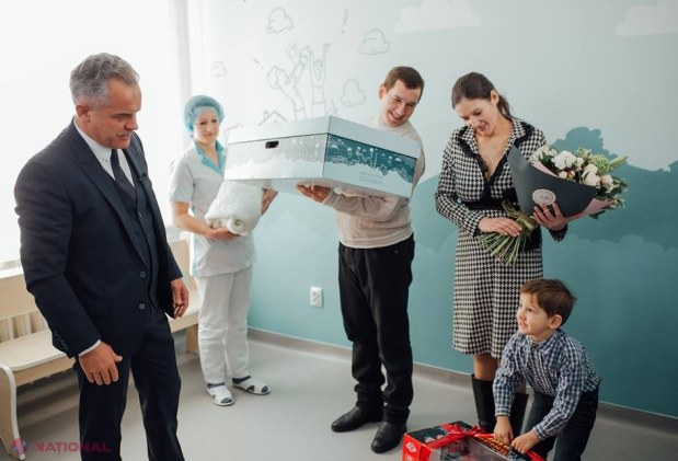 FOTO // Vlad Plahotniuc a fost la maternitate: „Echipa noastră a spus „Bun venit pe lume!” la peste 12.000 de micuți”