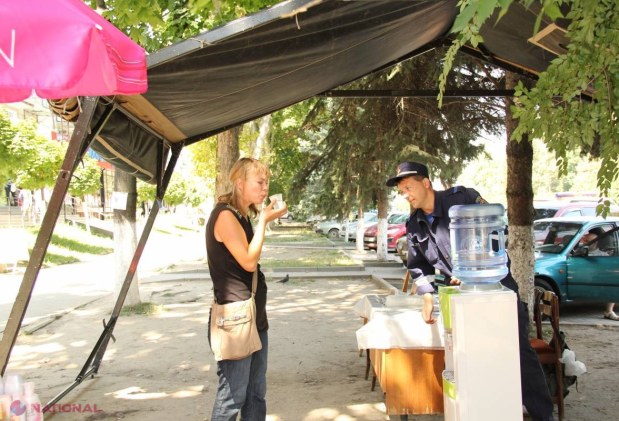 REPORTAJ FOTO // Apă gratuită și ajutor medical pentru oamenii care fug de soare 