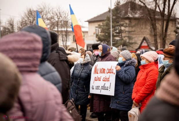 FOTO // Protest împotriva GUVERNĂRII la Orhei: Cei prezenți au cerut DEMISIA Guvernului, iar Consiliul Raional Orhei a votat o declarație în acest sens. „Începutul sfârșitului actualei guvernări începe aici, la Orhei”