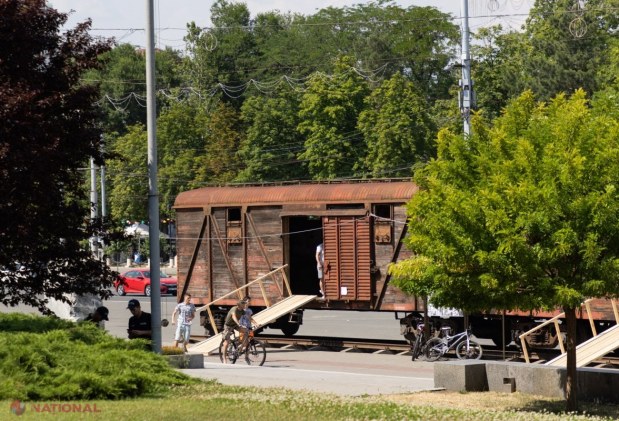 GALERIE FOTO // Expoziția „Basarabeni în Gulag”, desfășurată în două vagoane plasate în PMAN în memoria victimelor celui de-al doilea val de deportări staliniste, va putea fi vizitată până la 30 iulie