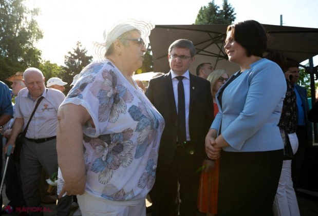 VIDEO, FOTO // Lacrimi și tristețe la monumentul „Trenul durerii”, în memoria victimelor celui de-al doilea val al deportărilor staliniste din anul 1949. Putin, somat să plătească DESPĂGUBIRI familiilor deportate în vagoane pentru ANIMALE