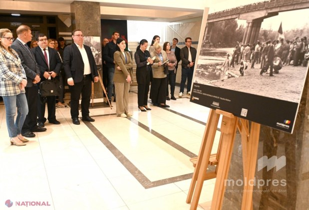 FOTO // Expoziție inedită la Parlament. Imagini-document din 1990, expuse pentru a marca 35 de ani de la Podul de Flori