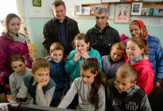 FOTO IMAGINI INCREDIBILE! Cum lecturează vârstnicii în bibliotecile din R. Moldova