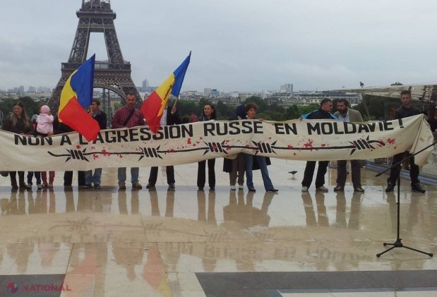 Horă de Ziua Independenței chiar în fața Turnului Eiffel din Paris