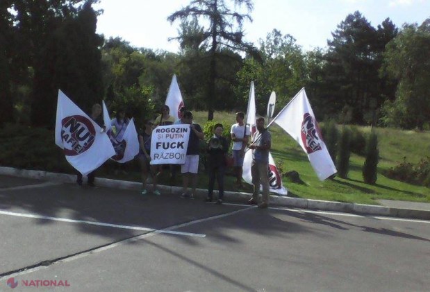 FOTO // Protestatari „ÎNARMAȚI”, în fața Aeroportului din Chișinău. Îl așteaptă pe Rogozin