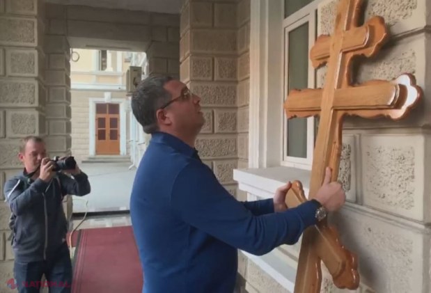 VIDEO, FOTO // Usatîi a venit la MAI cu un CADOU pentru Andrei Năstase: „Până acum aveam un președinte dat de Dumnezeu, iar acum avem și un MINISTRU dat de Dumnezeu”