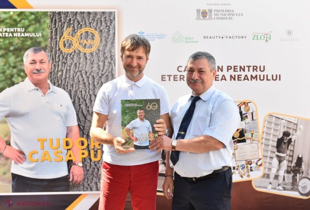 FOTO // Cel mai mare sportiv din istoria R. Moldova, Tudor Casapu, la 60 de ani. Mingireanul, SINGURUL campion olimpic moldovean la o probă individuală, a primit în dar ALBUMUL „Campion pentru eternitatea neamului”