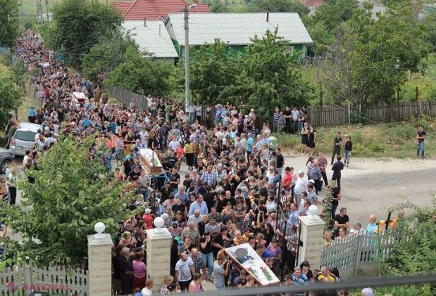 REPORTAJ FOTO // Imagini CUTREMURĂTOARE de la înmormântarea tinerilor din Floreni