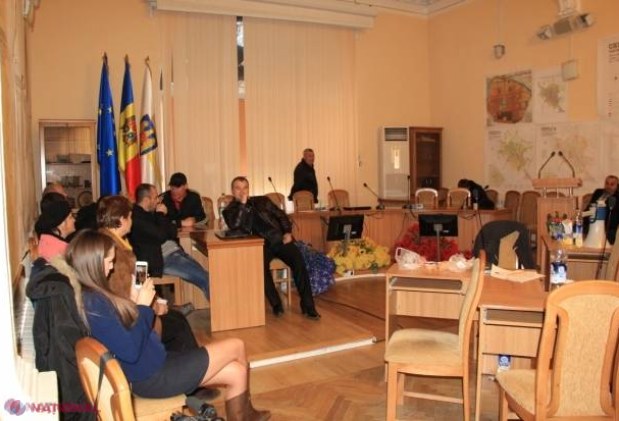  Veteranii protestari de la Primărie  ar putea fi EVACUAŢI forţat