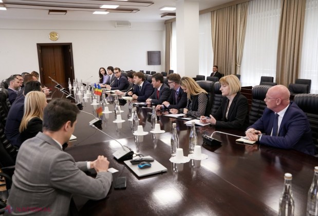 FOTO // „Semn de mare RESPECT pentru mediul românesc de faceri din R. Moldova”. Dorin Recean și-a făcut apariția INOPINAT la o întrevedere dintre membrii AIR și MINIȘTRII Economiei de pe ambele maluri ale Prutului