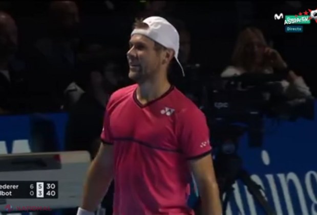 FOTO // Radu Albot a fost surclasat de marele Roger Federer. Tenismenul nostru a prins o zi proastă, dar a fost APLAUDAT de publicul din Basel 