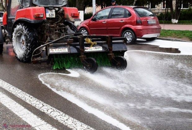 FOTO // Străzi spălate cu ȘAMPON special la Orhei. Autoritățile locale au demarat CURĂȚENIA de primăvară, inclusiv aplicarea marcajului rutier