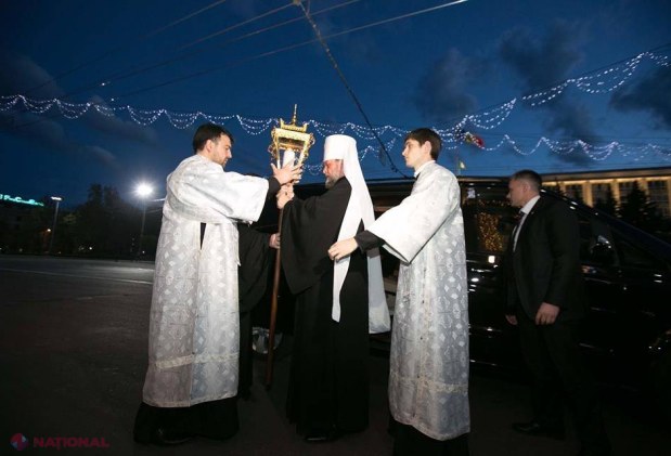 REPORTAJ FOTO // Mitropolitul Vladimir şi conducerea statului au împărţit FOCUL HARIC enoriaşilor