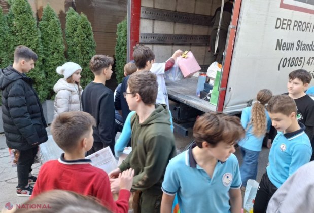 GALERIE FOTO // Elevii Liceului Teoretic „Orizont”, filiala Buiucani, în rol de Moș Nicolae pentru copiii din Vorniceni, raionul Strășeni. Camionul cu DARURI a ajuns la destinație