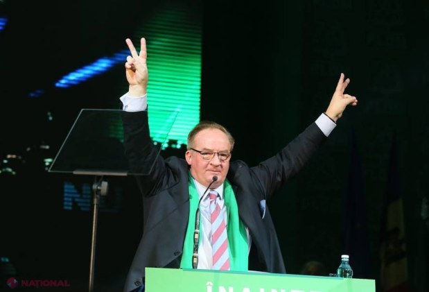 REPORTAJ FOTO // Oficiali PPE şi Mihail Saakaşvili, la Chişinău, cu fulare VERZI
