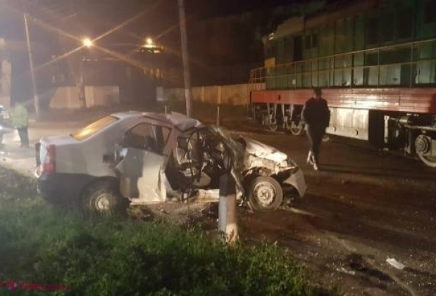 DETALII despre accidentul din această dimineață când o „Dacie” s-a tamponat cu o locomotivă: „Se deplasa cu viteză excesivă”