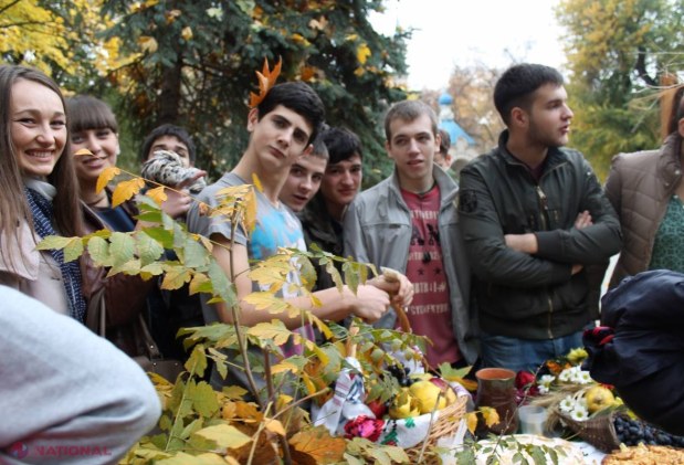 Elevii de la „Gheorghe Asachi” au început să adune bani pentru aniversarea a 150-a a liceului. Vezi ce au vândut