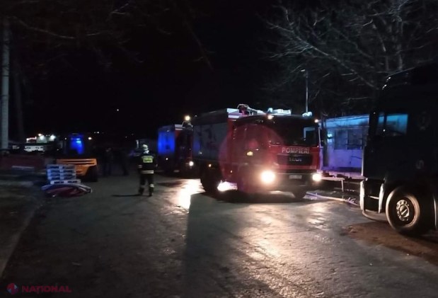FOTO // Mână criminală sau întâmplare? Un atelier de lemnărie şi un magazin cu materiale de construcție au luat foc, noaptea trecută, în același timp în Chișinău: 11 autospeciale trimise la fața locului să lupte cu flăcările 