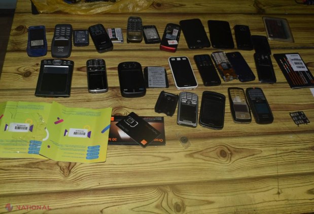 FLAGRANT // 17 telefoane mobile la un penitenciar din R. Moldova: A aruncat un pachet peste gard