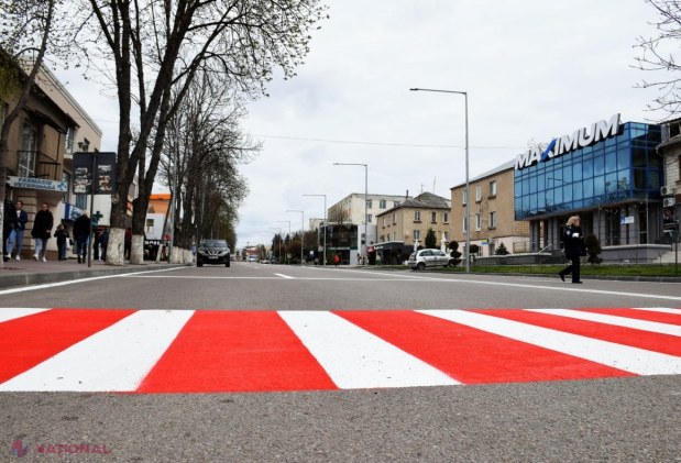 FOTO // Străzi spălate cu ȘAMPON special la Orhei. Autoritățile locale au demarat CURĂȚENIA de primăvară, inclusiv aplicarea marcajului rutier
