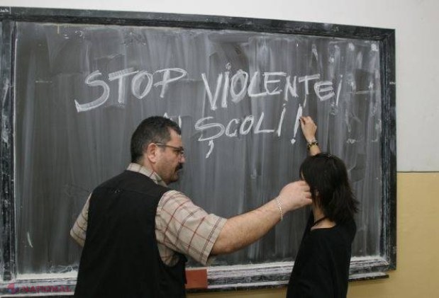 Șase elevi din R. Moldova au sărit la BĂTAIE la profesori