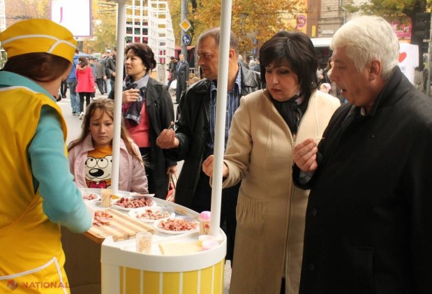 Foto // Mănâncă, se distrează și fac shopping. Cum petrec chișinăuenii de Hram