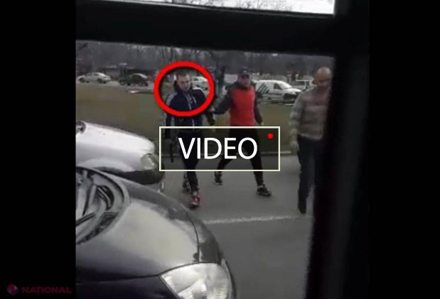 VIDEO // Momentul în care un bărbat LOVEȘTE șoferul unui troleibuz din Chișinău: Este căutat de Poliție
