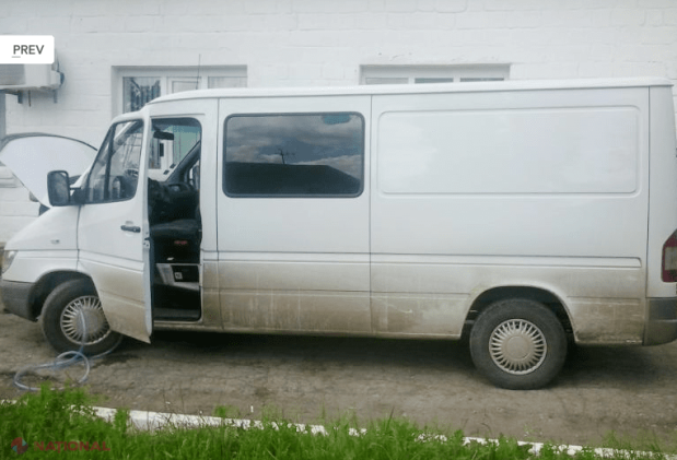 Contrabandă la hotar // A ascuns în microbuz peste jumătate de tonă de alcool