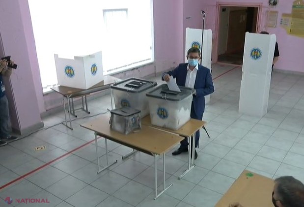 VIDEO, FOTO // Liderul PAS, Igor Grosu, a votat, în PREMIERĂ, alături de soția sa. „Cetățenii R. Moldova vor o SCHIMBARE, toți s-au săturat de hoți. Să facem această schimbare, începută în noiembrie 2020, IREVERSIBILĂ”