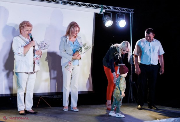 FOTO // Partidul „ȘOR” a aprins lumina pe străzile altor trei localități din sudul țării: „Acest an noi l-am dedicat LUMINII”
