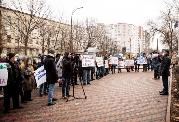 FOTO // „Nu ne luați pâinea de la gură”! Peste o sută de oameni au cerut IEFTINIREA pâinii, în cadrul unui flash-mob organizat la „Franzeluța”