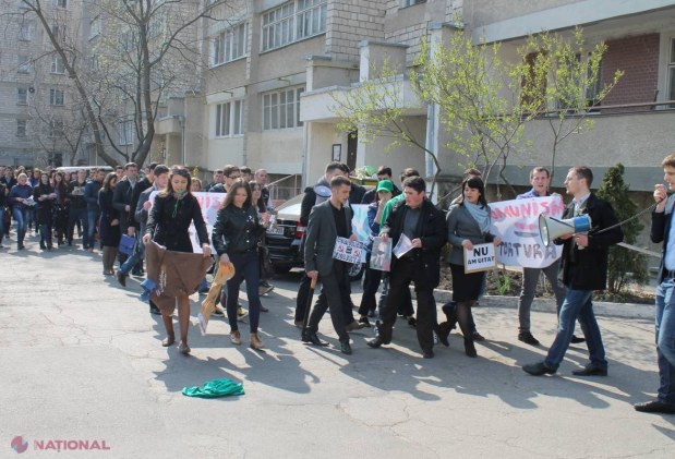 FOTO 7 aprilie // Protest în fața sediului comuniștilor: „Nu uităm!”