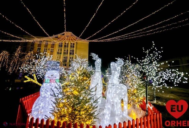 FOTO // Bradul din Orhei are 27 de metri și a „îmbrăcat haine naţionale”. Mii de localnici au venit la inaugurarea Pomului de Crăciun