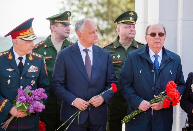 FOTO // Voronin și Dodon se TEM să poarte panglica „Sf. Gheorghe”, asociată cu RĂZBOIUL pornit de Putin în Ucraina. Și ambasadorul Rusiei a evitat să se afișeze cu simbolistica interzisă la Complexul Memorial „Capul de Pod Șerpeni”