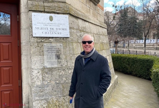 FOTO // Ambasadorul SUA a făcut TURUL Chișinăului, însoțit de soție și câinele familiei. Diplomatul așteaptă RECOMANDĂRILE moldovenilor privind locurile care merită văzute în R. Moldova