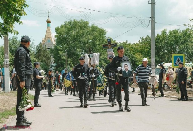 Maia Sandu, prezentă la ceremonia funerară în memoria polițistului Serghei Muntean, ucis la datorie săptămâna trecută: „Serghei a servit R. Moldova cu responsabilitate și CURAJ, îndeplinindu-și datoria cu sacrificiul propriei vieți”