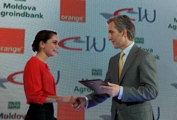 PREMII BĂNEȘTI și DIPLOME pentru cei mai buni studenți