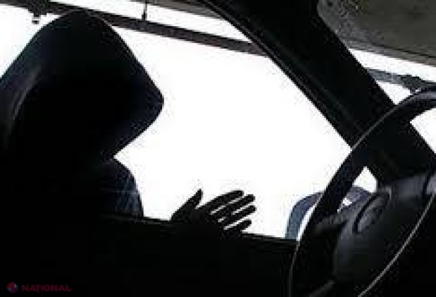 REŢINUT chiar în momentul când s-a aşezat într-o maşină din capitală şi se chinuia să scoată automagnetofonul