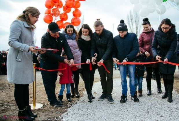 FOTO // Primii beneficiari au primit cheile de la locuințele SOCIALE construite în Orhei. Vor plăti doar 500 de lei pe lună, fără nicio dobândă