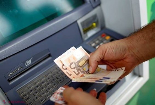Moldoveni reținuți în Franța după ce au furat MILIOANE de pe carduri bancare