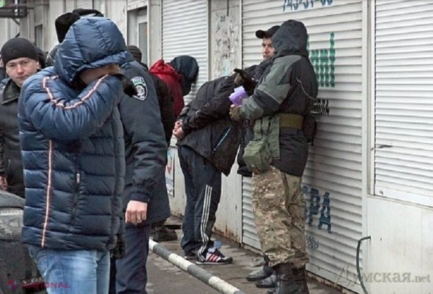 FOTO // Trei moldoveni, REȚINUȚI cu ARMAMENT la Odesa