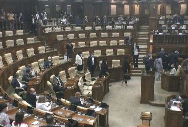 Deputații socialiști și comuniști, REVOLTAȚI că nu mai au nicio putere de decizie în Parlamentul R. Moldova. Nici președintele ședinței Smirnov nu a putut să îndeplinească indicațiile lui Batrîncea