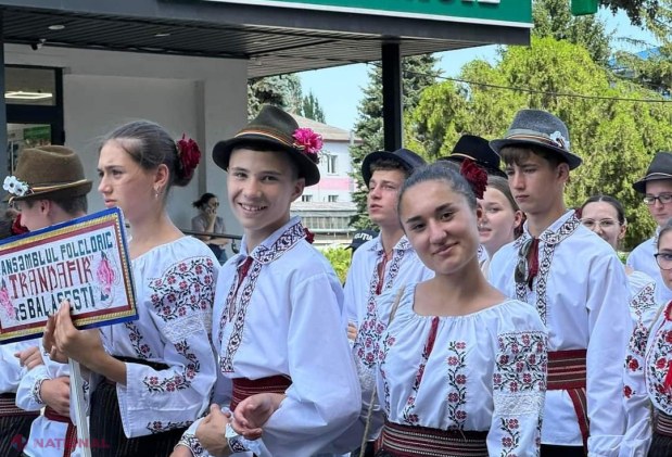 FOTO // Parada INEDITĂ la Bălți. Sute de persoane au promovat portul popular ROMÂNESC pe străzile din capitala de nord a R. Moldova