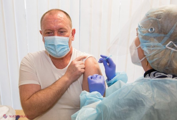 FOTO // Premierul Aureliu Ciocoi s-a VACCINAT împotriva COVID-19. Oficialul a optat pentru vaccinul CHINEZESC: „Am ales să mă vaccinez pentru a mă proteja pe mine, familia mea, dar și oamenii alături de care muncesc”