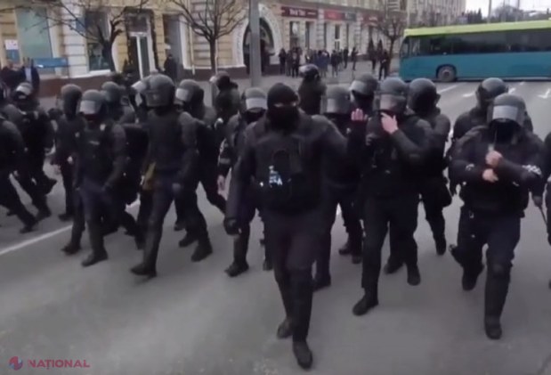 VIDEO // Protestatarii aduși de Partidul „Șor” în centrul capitalei au BLOCAT bulevardul Ștefan cel Mare, în preajma Primăriei Chișinău. Zeci de polițiști au creat un CORDON viu pentru a împiedica înaintarea manifestanților