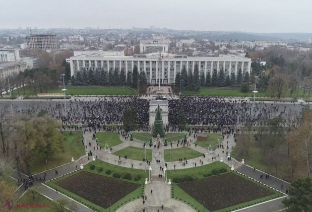 FOTO // Socialiștii acreditează ideea că la protest participă doar 2 500 de oameni. Deputatul Țîrdea a publicat imagini de pe camerele de supraveghere ale Guvernului