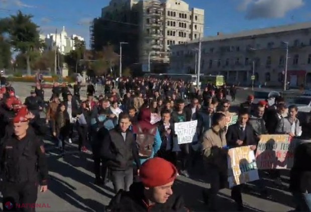 VIDEO // Tinerii din PD, protest împotriva „finanțării PAS și PPDA de către oligarhi străini certați cu legea”