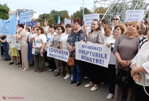 VIDEO // Protest în Piața Marii Adunări Naționale: Profesorii cer MAJORĂRI de la 1 septembrie. Premierul Vasile Tofan va anunța SOLUȚIILE indentificate de la ora 14.00